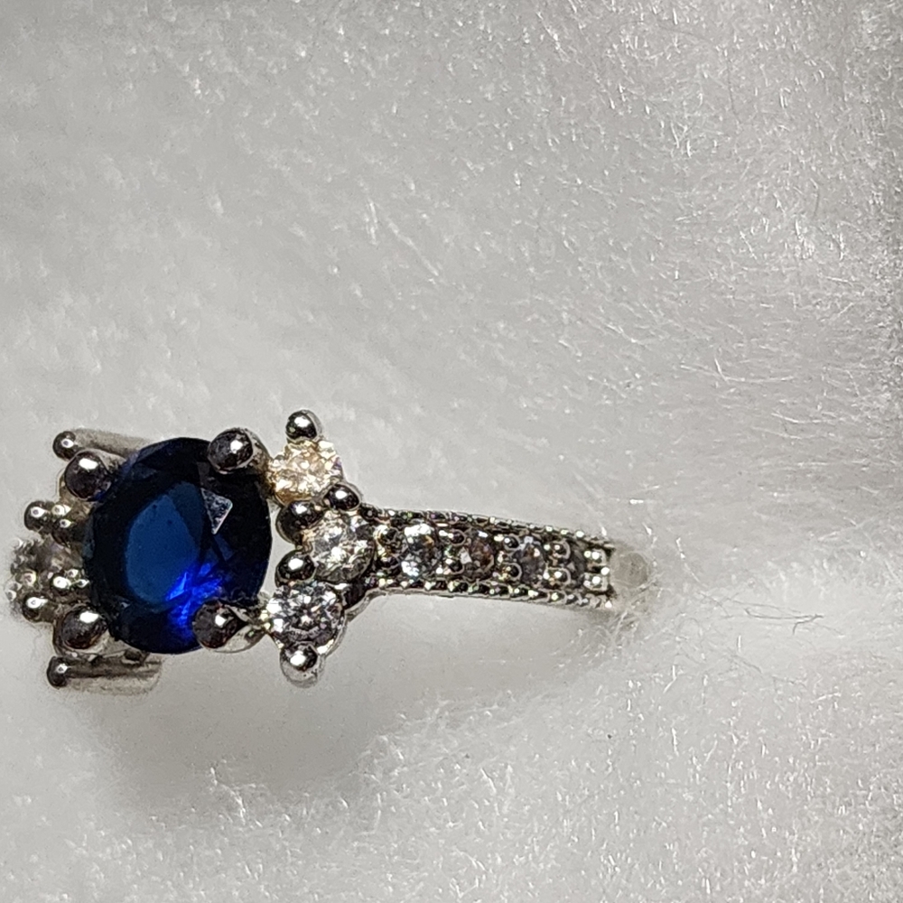 Elegant Silver and Blue Gemstone Ring - Picture 3 of 6
